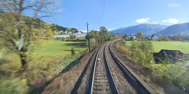 Un exemple de Slow TV: en Norvège, un train traversant divers paysages.