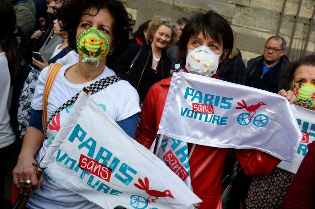 Des sympathisants de la campagne Paris sans voiture brandissant des banderoles lors d'un rassemblement en mars.