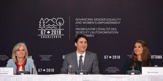 Le premier ministre Justin Trudeau, aux côtés de l'ambassadrice Isabelle Hudon et de la philanthrope Melinda Gates.