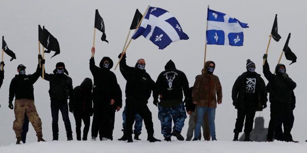 Des manifestants des groupes d'extrême droite d'Atalante et des Soldats d'Odin manifestent sur les rempart de Québec lors d'un rassemblement organisé par La Meute et Storm Alliance à Québec, le 25 novembre 2017.