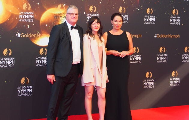 Le producteur Vincent Gagné, l'actrice Sophie Cadieux et l'auteure Isabelle Langlois sur le tapis rouge du Festival de Télévision de Monte-Carlo.