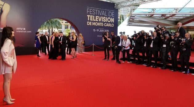 L'interprète de Valérie fait face aux photographes avant la cérémonie de clôture du Festival de Télévision de Monte-Carlo.