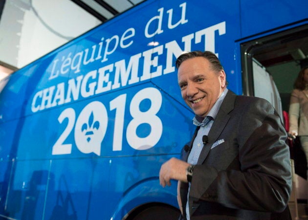 François Legault devant son autobus de campagne (qui était peinturé d'un seul côté).