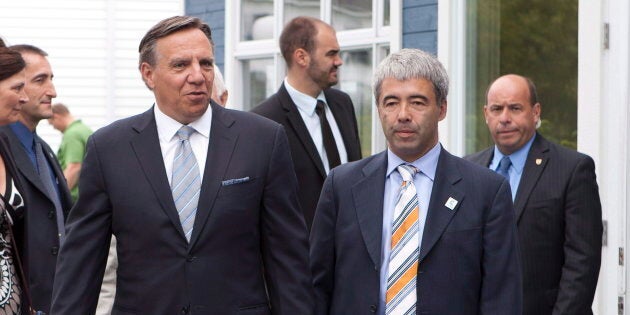 Le chef de la CAQ Francois Legault avec son candidat Stéphane Le Bouyonnec lors d'une conférence de presse à Rivière-du-Loup en 2012.