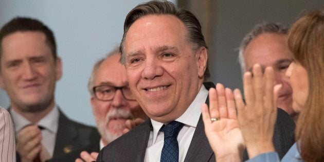 François Legault applaudi par son caucus lors de son bilan de fin de session, le 15 juin 2018.