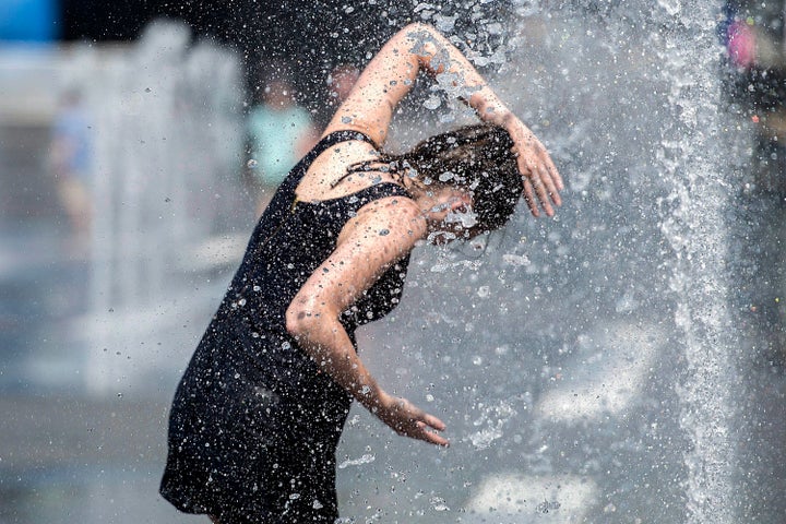 On se rafraîchit comme on peut à Montréal pendant la canicule!