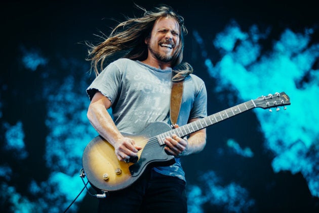 Lukas Nelson, les cheveux dans le vent.