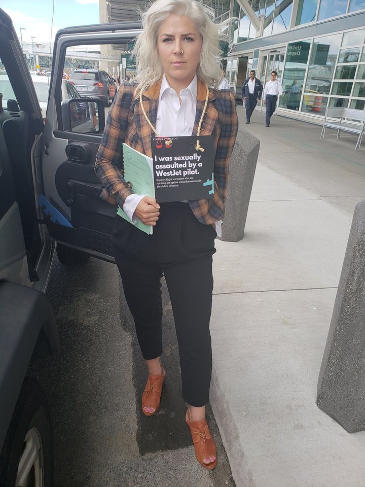 Le mois dernier, Mandalena Lewis a été escortée hors de l'aéroport de Vancouver, où elle distribuait des tracts pour dénoncer la culture du silence entourant les agressions sexuelles et le harcèlement dans l'industrie aérienne.