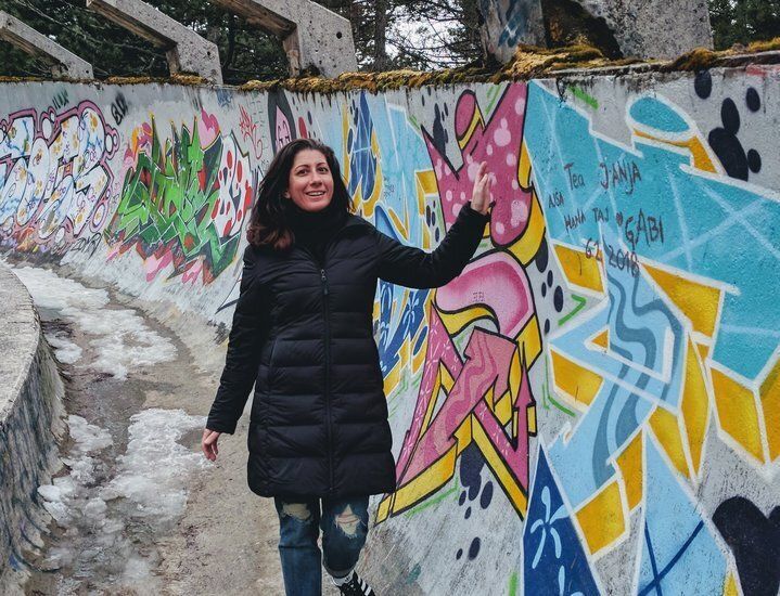 L'auteure sur la piste de bobsleigh abandonnée de Sarajevo, capitale de la Bosnie-Herzégovine.