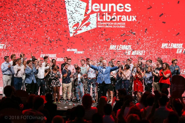 Le chef libéral entouré de plusieurs jeunes militants, après avoir annoncé la date du début de la campagne.