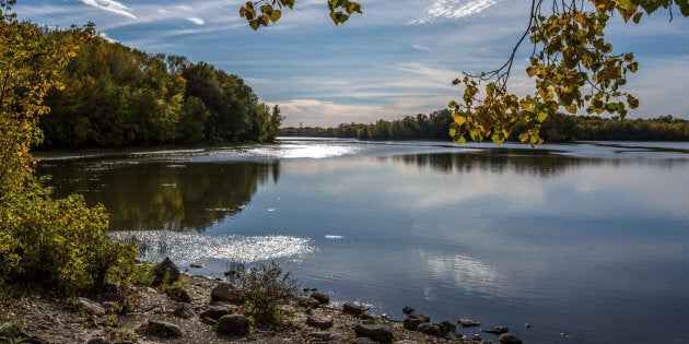 Cet espace vert, en plus de servir de poumon, sera le refuge de marcheurs, de parents avec leurs enfants et de coureurs. Photo de la rivière des Prairies, Laval.