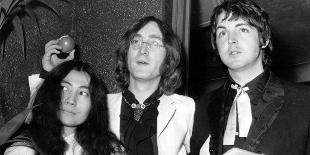 Yoko Ono, John Lennon et Paul McCartney à la première du film «Yellow Submarine», en 1968.