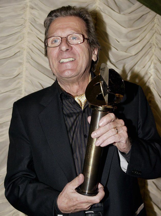 Albert Millaire a reçu le trophée pour Meilleure interprétation masculine dans un rôle de soutien pour «Oreste: the reality show» à la Soirée des Masques, en 2005.