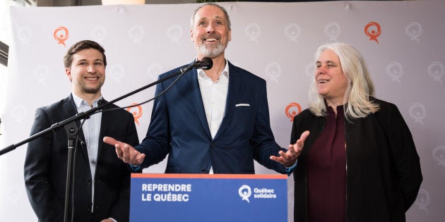 Vincent Marissal, candidat solidaire dans Rosemont, entouré des porte-parole de Québec solidaire Gabriel Nadeau-Dubois et Manon Massé lors de la présentation de M. Marissal en avril.