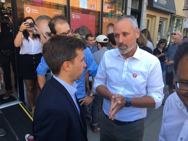 Vincent Marissal, candidat solidaire dans Rosemont, discute avec le coporte-parole de QS, Gabriel Nadeau-Dubois.