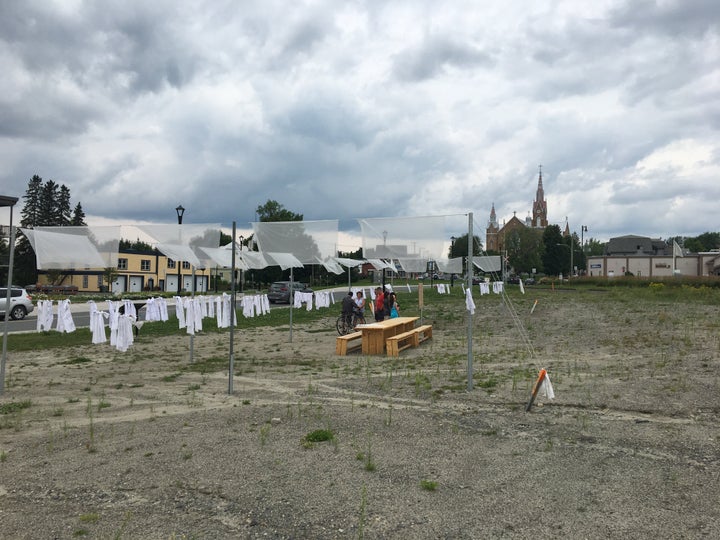 Une installation commémorative se trouve sur l'ancien site du Musi-café, à Lac-Mégantic.