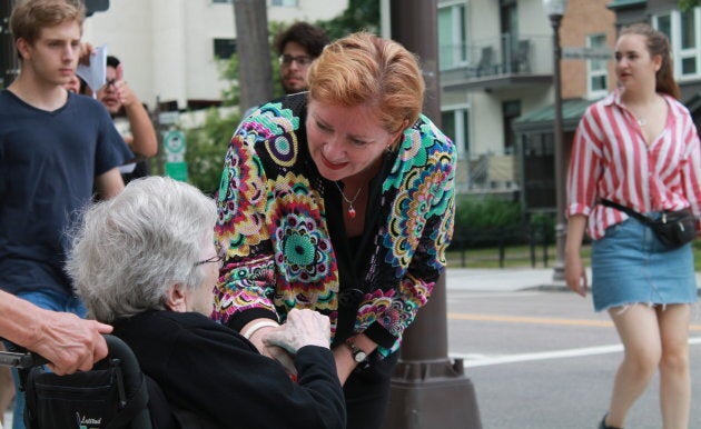 Une dame âgée se souvient de Diane Lavallée comme de l'ancienne présidente de la FIQ, un syndicat d'infirmières.