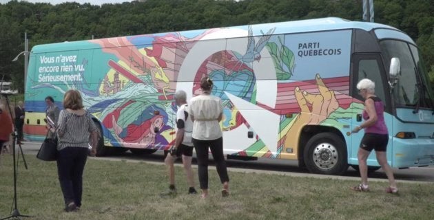 Jean-François Lisée et Véronique Hivon ont présenté les couleurs de leur autobus de campagne, mardi.