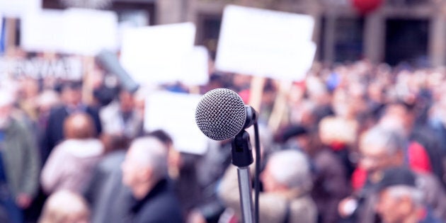 La scène politique est démoralisante. La campagne électorale prend des allures de cirque où s’entremêlent faux débats, partisanerie et attaques personnelles.