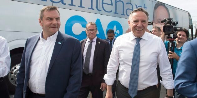 Le chef de la CAQ François Legault, à droite, et son candidat dans Portneuf, Vincent Caron, arrivent au Ti-Oui Snack Bar de Saint-Raymond.