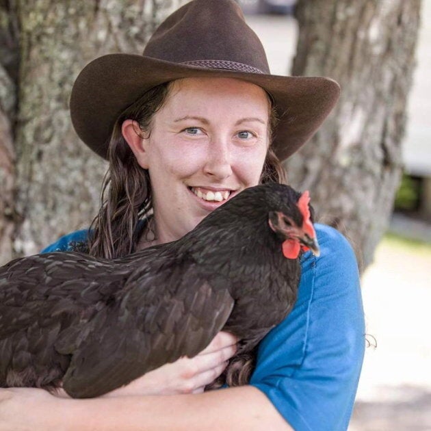 Kyrie Ann Neves avec un de ses poulets.