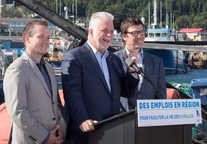 Philippe Couillard, avec le candidat libéral dans Gaspé candidate Alexandre Boulay et celui dans Bonaventure François Whittom.