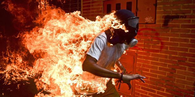 Le photographe Ronaldo Schemidt a immortalisé un moment emblématique des émeutes qui ont secoué le Venezuela l'an dernier.