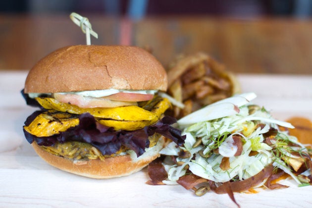 Une boulette faite de citrouille et de potiron rôtis servie dans un pain moelleux avec des courges d'été grillées, des pommes fraîches, des graines croquantes et une délicieuse mayonnaise à l'estragon. Un burger entièrement végétal.