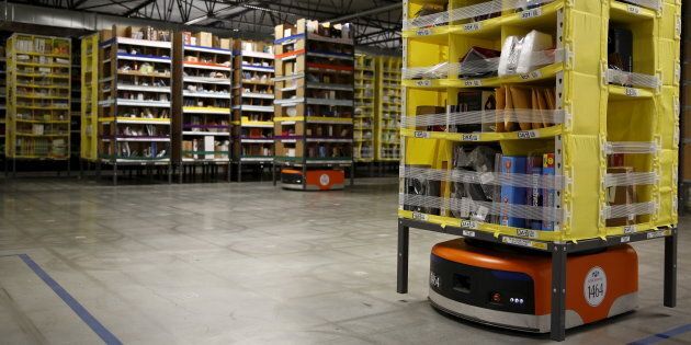Des robots sont utilisés pour transporter de la marchandise dans les entrepôts d'Amazon, comme ici à Tracy, en Californie.