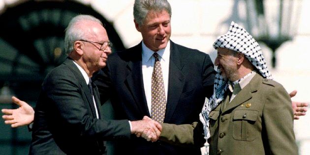 En septembre 1993, à la suite des négociations secrètes sous l'égide de la Norvège, les ennemis d'hier, Yitzhak Rabin et Yasser Arafat, se serraient la main sur les pelouses de la Maison-Blanche en présence du président Clinton.