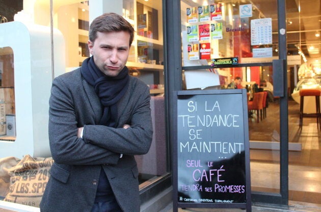 Gabriel Nadeau-Dubois fait le fanfaron devant une affiche qui ne fait pas son affaire.