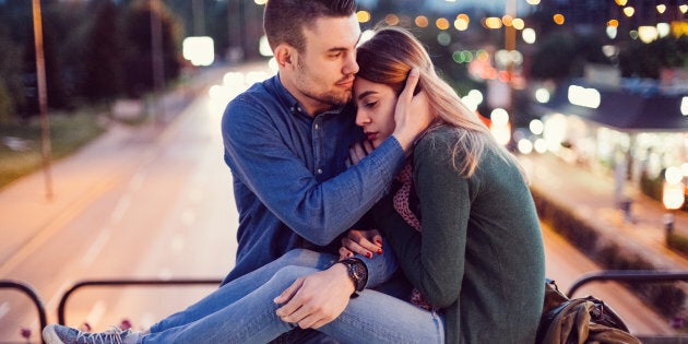 Étant donné que la PHS est facilement surstimulée, il sera fréquent qu'elle développe un modèle d'attachement évitant dans son enfance si elle est entourée de personnes émotionnellement instables.