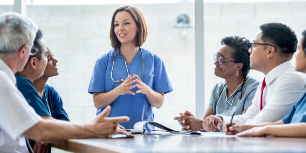 Donner accès à un médecin ou une IPS en moins de 36 heures ou jusqu’à 21h, 7 jours sur 7? Pourquoi pas? Sauf que les données probantes, elles, recommandent plutôt la prise en charge par des équipes multidisciplinaires et non des soignants solos.