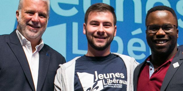 Jonathan Lapointe lors de la remise d'un prix en compagnie du premier ministre Philippe Couillard, en 2017.