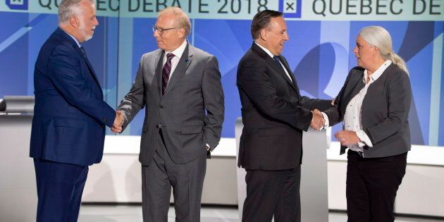 Les quatre chefs de partis se serrent la main avant le débat des chefs en anglais.