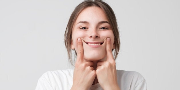 Crois-tu vraiment qu'être incapable de se trouver belle sans cache-cerne, sans spray tan, sans maquillage, c'est se respecter, crois-tu vraiment qu'être prisonnière d'un masque de beauté, c'est être bien avec soi-même?