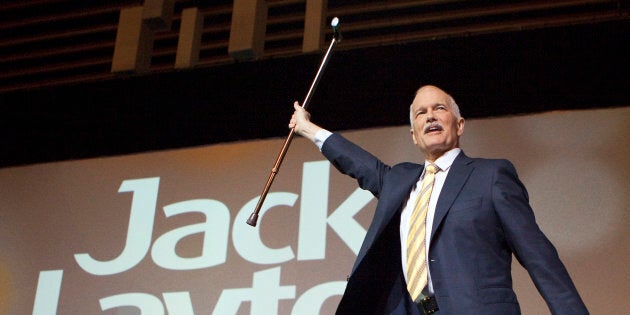 Et que dire de ce bon Jack (Layton), ancien chef du NPD qui, après un passage remarqué à TLMEP, la grand-messe du dimanche soir, où on le vit arriver avec sa canne et, le lendemain, debout sur une voiture, l’objet brandit bien haut, à la une du quotidien «La Presse»?