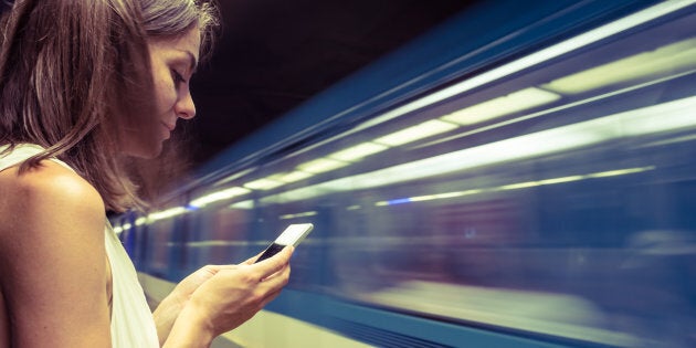 Contrairement à une scène de théâtre, les acteurs et le public partagent le même espace, dans le métro.