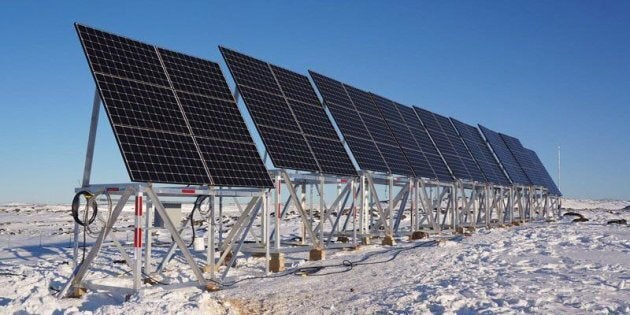 Dans le village de Quaqtaq, au Nunavik, Hydro-Québec a installé 69 panneaux solaires près de la centrale thermique qui alimente le village. Ce projet pourrait réduire la consommation de carburant de la centrale de 5000 litres par année.