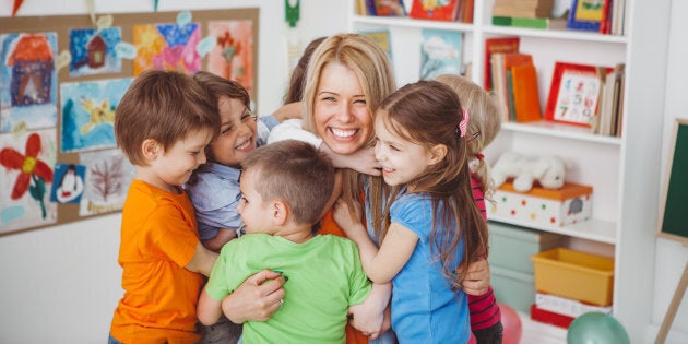 Des enfants qui ont besoin de toi, il y en aura toujours. Et si ce n’est plus toi, ce sera une autre qui le fera. Avec des brillants et des collants. Les siens, et ceux que tu lui auras laissés dans ton armoire.