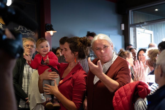 Émilise Lessard-Therrien avec Solène dans les bras, aux côtés de la co-porte-parole de QS, Manon Massé, dans un bar à Rouyn.