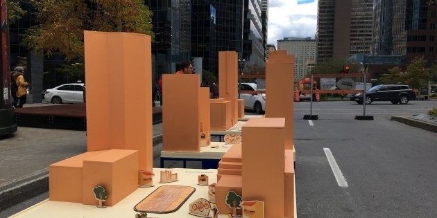 Les passants peuvent placer divers objets sur une maquette de l'avenue McGill College. La Ville prendra note de leurs suggestions.