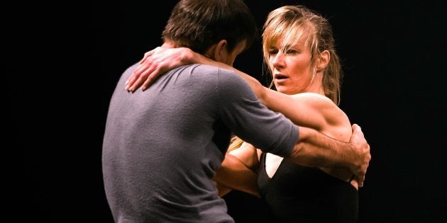 Les deux excellents danseurs et chorégraphes, que sont Esther Rousseau-Morin et Sylvain Lafortune, proposent une performance de plus d'une heure dans laquelle ils évoluent en tournant sans cesse dans un espace circulaire.