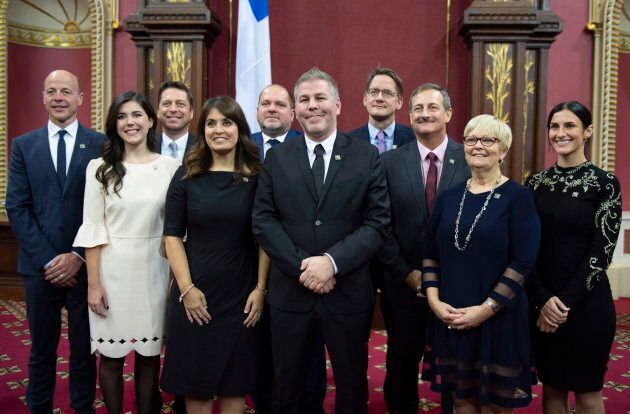 Les 10 députés élus du Parti québécois, dont le chef intérimaire Pascal Bérubé (au centre) et Méganne Perry Mélançon (complètement à droite).