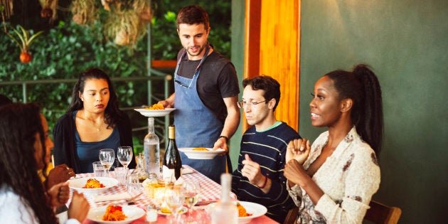 Entre l'adoption et septembre 2018, on a observé une hausse de 5,6% du prix des repas au restaurant, un secteur où près de 70% des travailleurs gagnaient moins de 15$ de l'heure avant l'adoption de la loi.