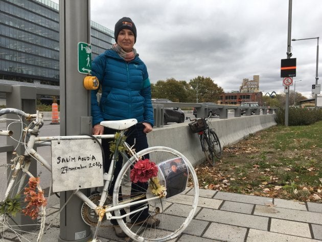 Hélène Lefranc, cofondatrice de l'organisme Vélo Fantôme, près d'un vélo blanc installé à la mémoire de Salim Aoudia.