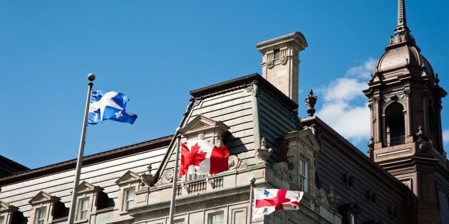 En vertu de la loi, le drapeau du Québec devrait occuper la place centrale sur les édifices municipaux.