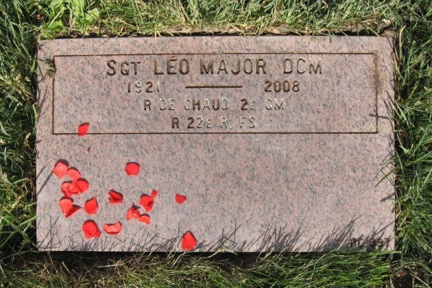 Pierre tombale de Léo Major, située au Champ d'honneur national du Fonds du Souvenir à Pointe-Claire, Québec, Canada.