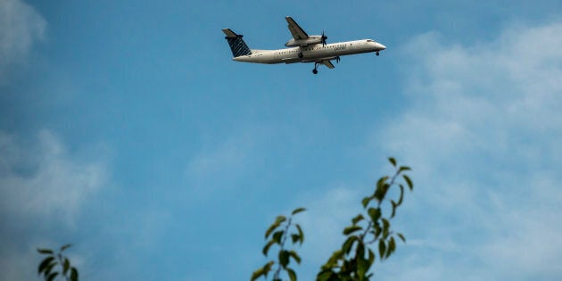 Au fil des ans, ce sont des milliards de dollars que les contribuables ont engouffrés dans cette entreprise. Sur la photo, un avion Bombardier Dash-8 Q 400.