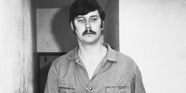 Le tueur en série américain Edmund Kemper a été accusé de 10 meurtres, dont celui de sa propre mère. Personnage impressionnant par sa taille et son poids, il a commencé sa série de meurtres avec celui de ses grands-parents à 15 ans.